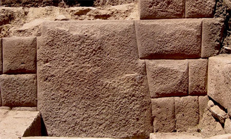 Descubren una piedra tallada en un sistema hidráulico